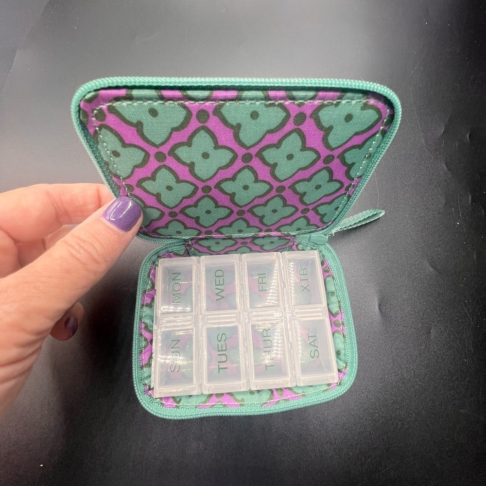 Vera Bradley Tavel pill organizer green - Picture 5 of 7